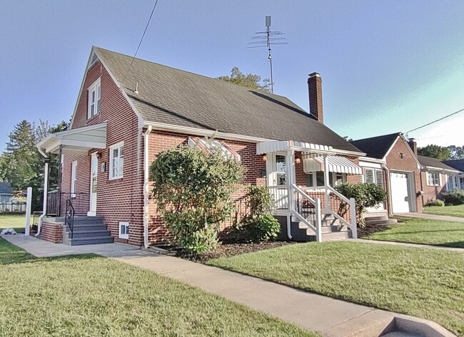 Building Photo - 4 Bed / 2 Bath Single Family Home