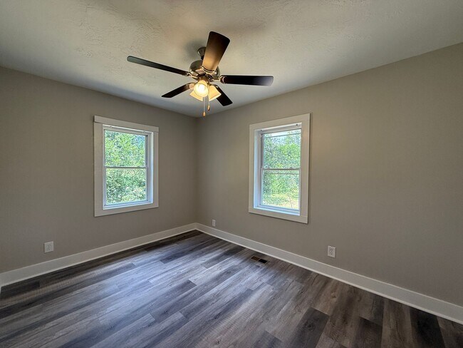 Building Photo - Newly Renovated 2 Bed/1 Bath Cottage