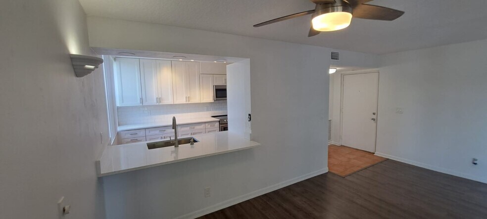 Building Photo - 750 Egret Cir