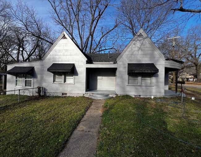 Building Photo - 2246 Simpson St