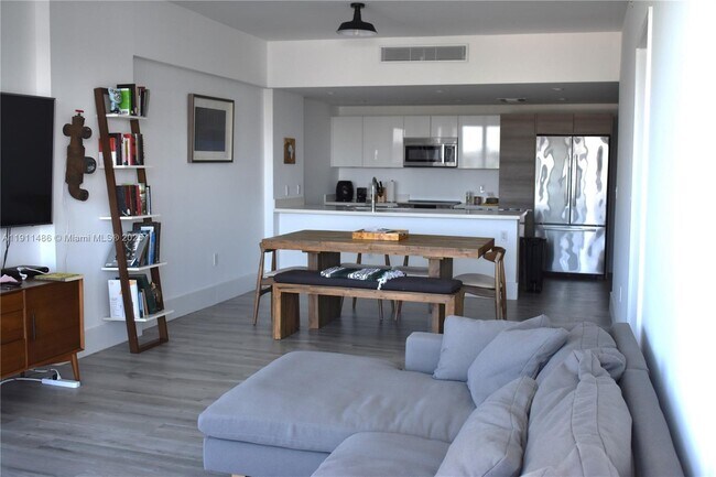 Building Photo - 9940 W Bay Harbor Dr