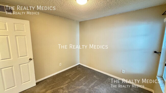 Building Photo - 2727 N Poinciana Blvd