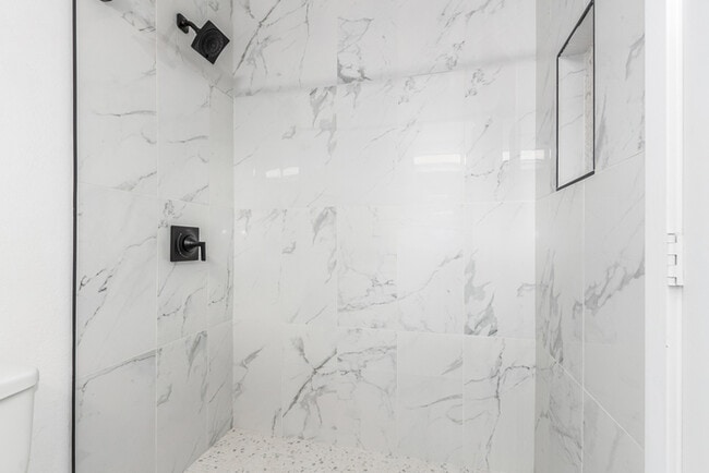 Building Photo - Amazing 3 bed 2 bath home with large backyard