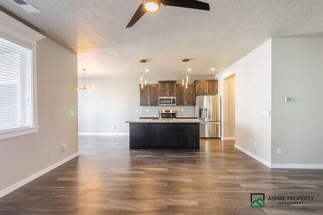 Building Photo - Heart of Meridian 4 Bed 3 Bath