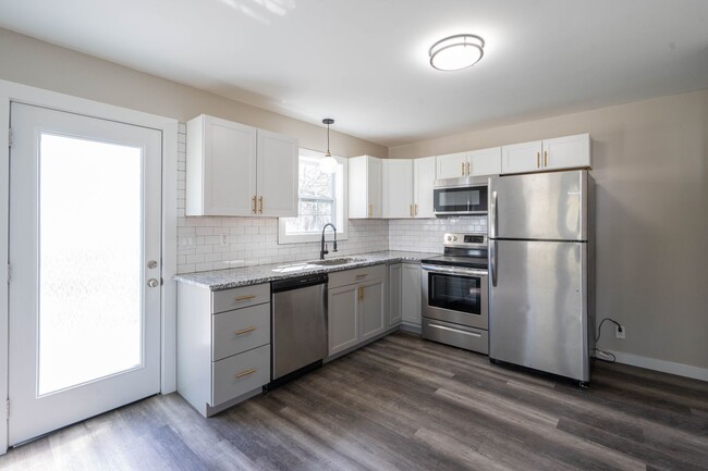 Building Photo - Newly renovated 3 bed and 1 bath house in ...