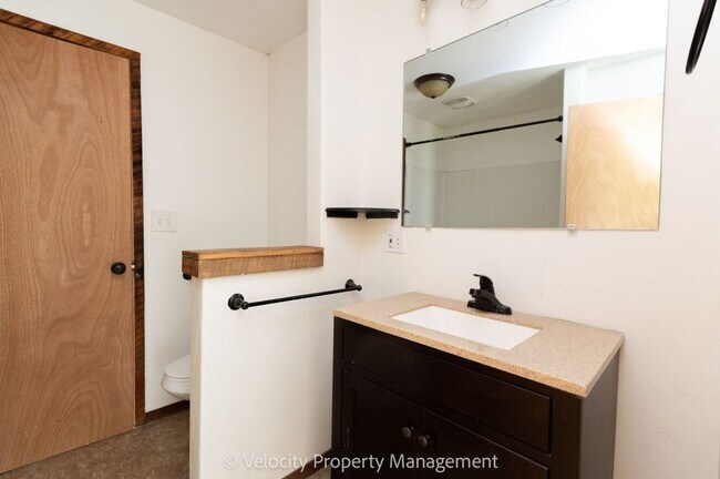 Building Photo - Charming Country Home!