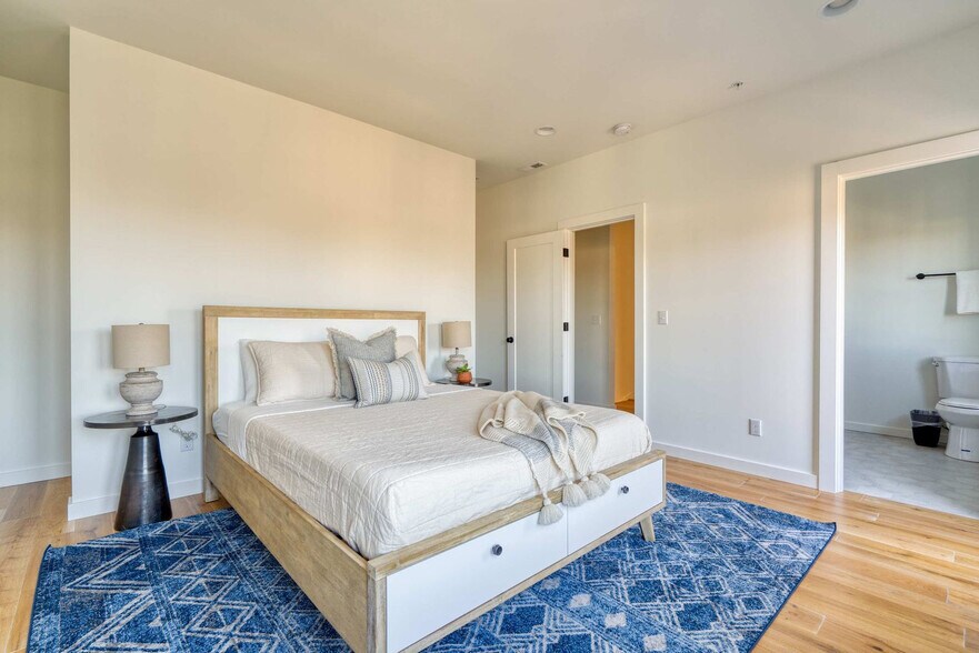 Building Photo - 516 NE 56th Ave