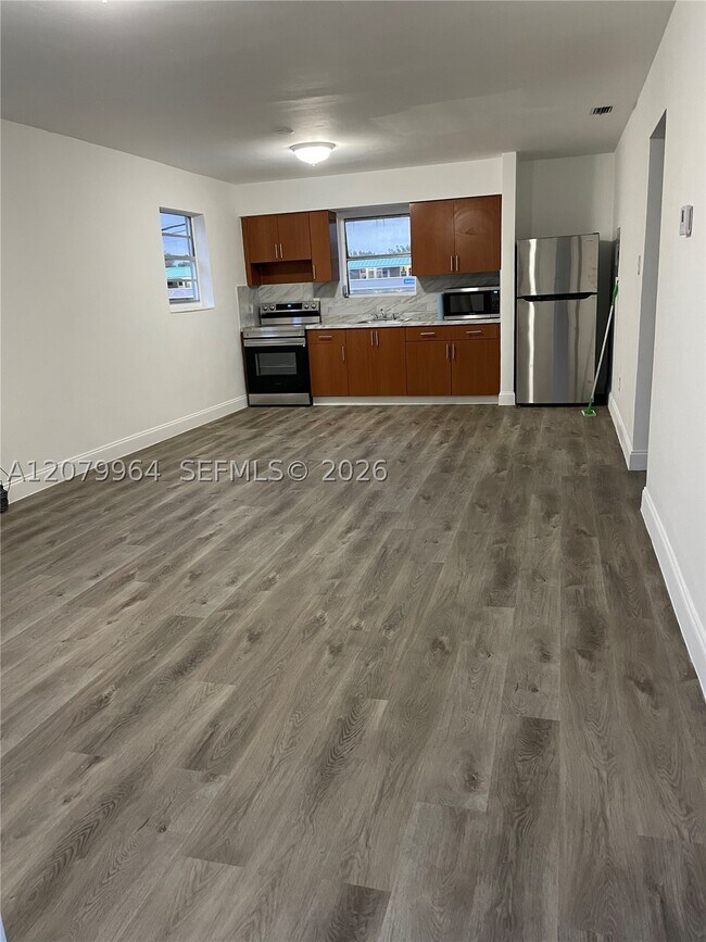 Building Photo - 633 NW 23rd Pl