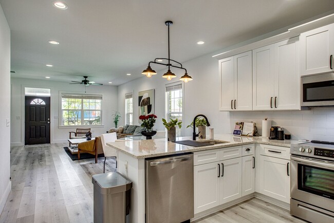 Building Photo - Destin- Bright & Modern 3-Bedroom Home wit...