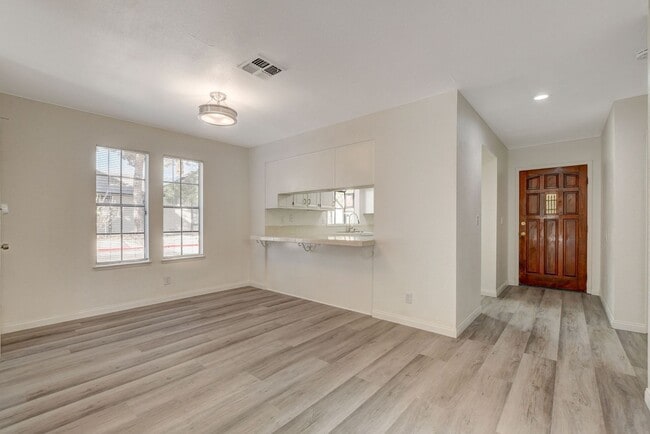 Building Photo - Single Story in the Heart of Las Vegas