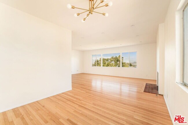 Building Photo - 2535 Ivanhoe Dr