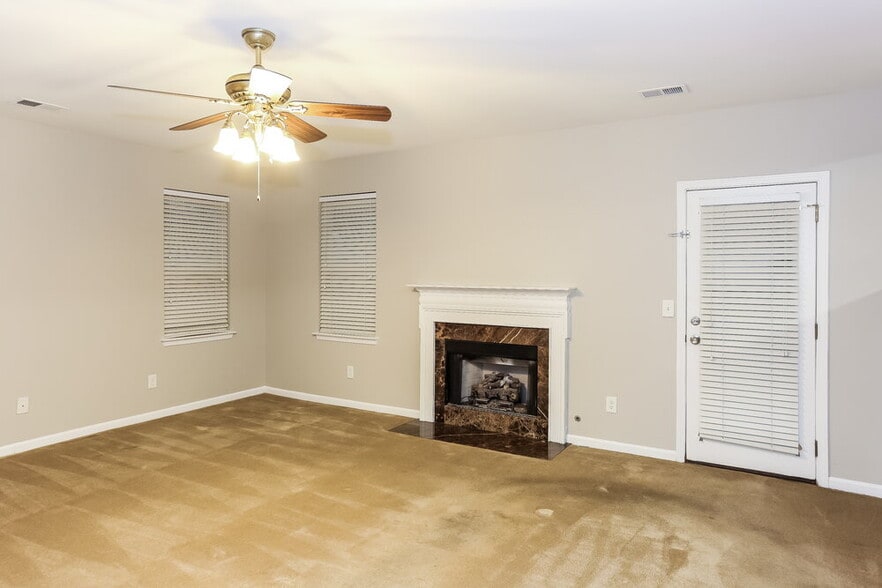 Building Photo - 5112 Kiev Dr