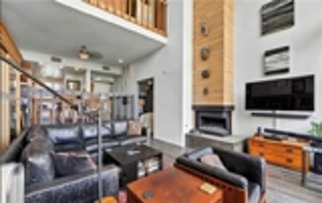 Building Photo - UNFURNISHED | 1 Bedroom | 1.5 Bath | $3,980/month