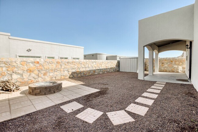 Building Photo - Beautiful East side House