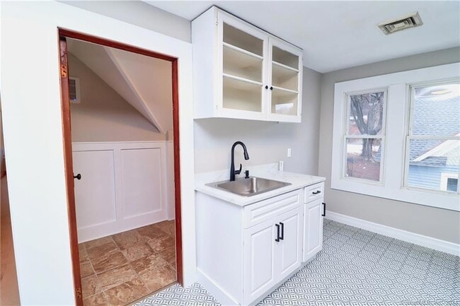 Building Photo - 165 Elm St