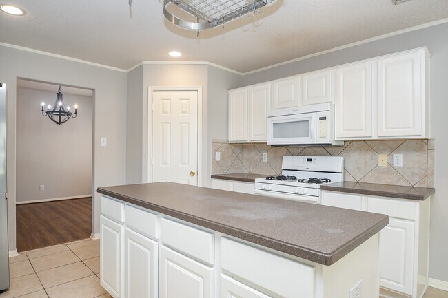Building Photo - 707 New Pines Dr