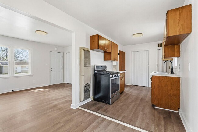 Building Photo - 1 Bedroom | 1 Bathroom | House with Carport | Located on a Quiet Street| Lawn Care and Trash Incl...