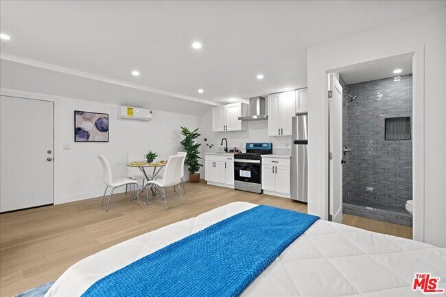 Building Photo - 5813 Saloma Ave