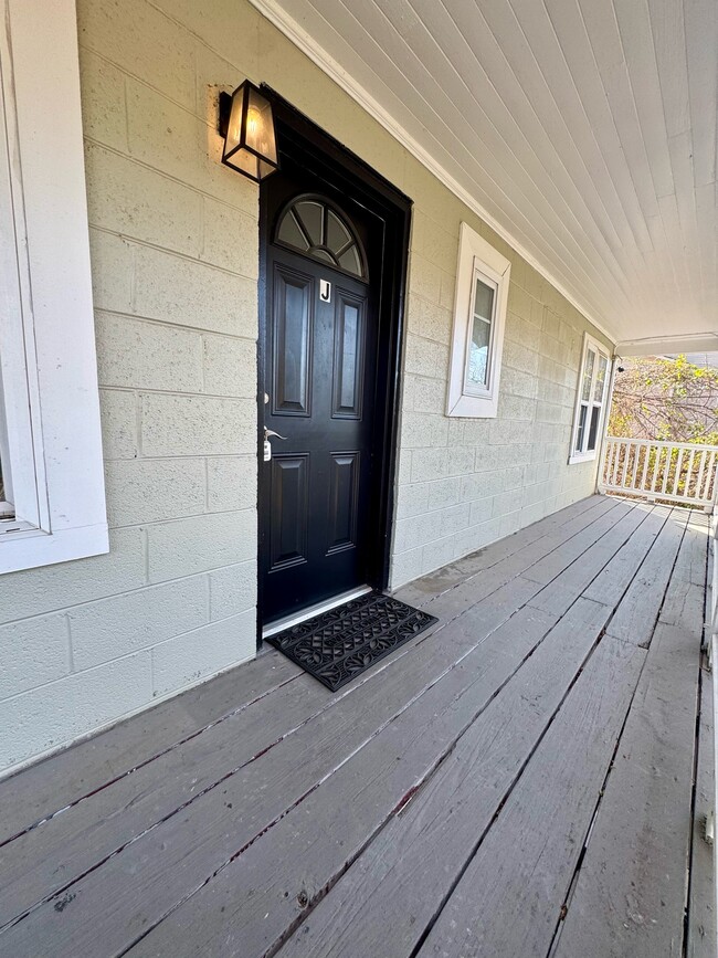 Building Photo - 402 S Holly St