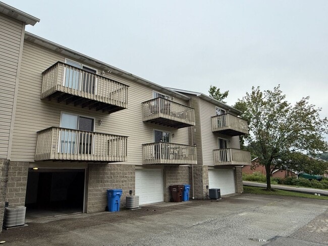 Building Photo - Beautiful 2 Bedroom Townhome - Only Steps ...