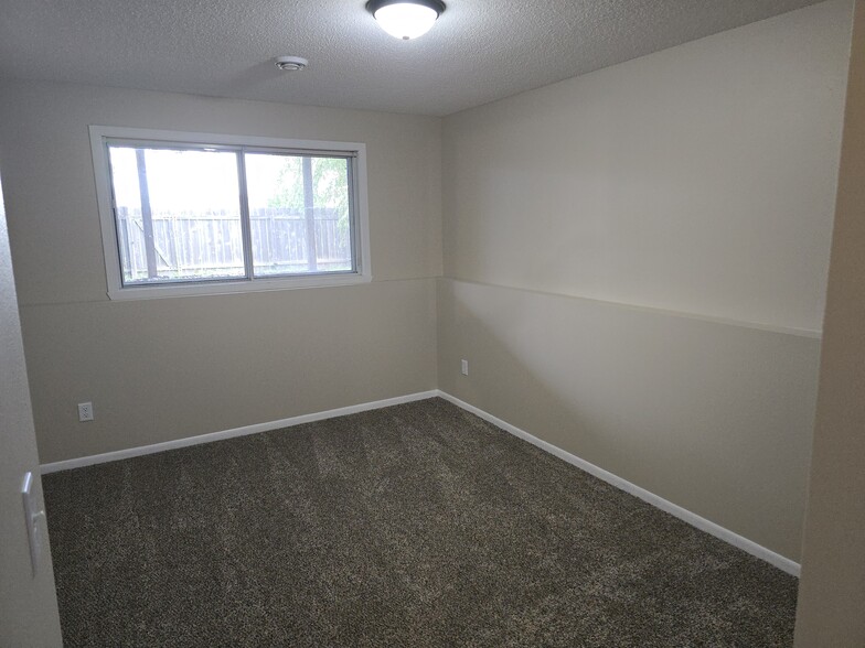 Basement Bedroom #2 - 994 38 1/2 Ave W