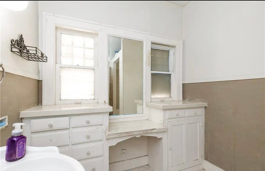 Bathroom - 208 E Ligustrum Blvd