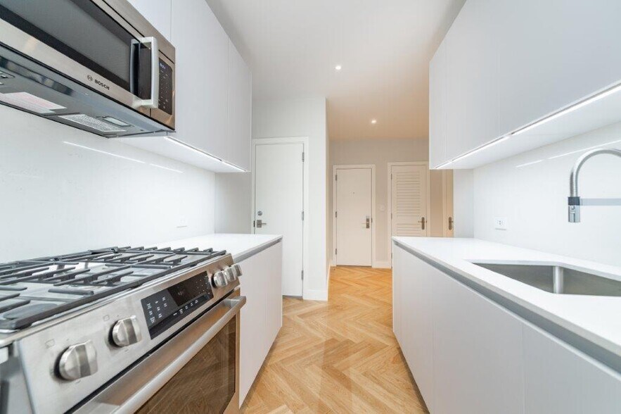 Building Photo - 19 Forest St