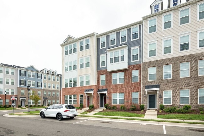 Building Photo - Gorgeous 3 Bedroom Townhome in Henrico!