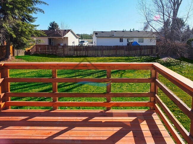 Building Photo - Spacious 4 Bedroom Home with Fenced Backyard & Garage