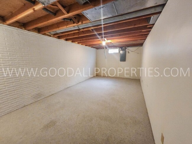 Building Photo - Executive 4 Bedroom Home in West Des Moine...