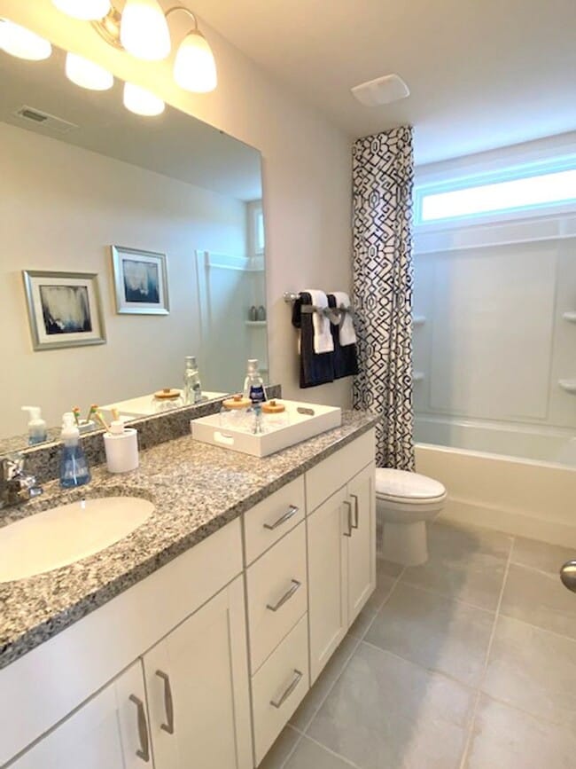 Building Photo - Newer Construction Townhome in Hendersonville