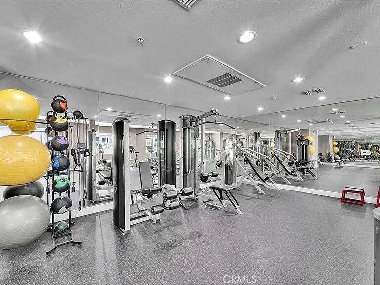 Building Photo - 300 E 4th St