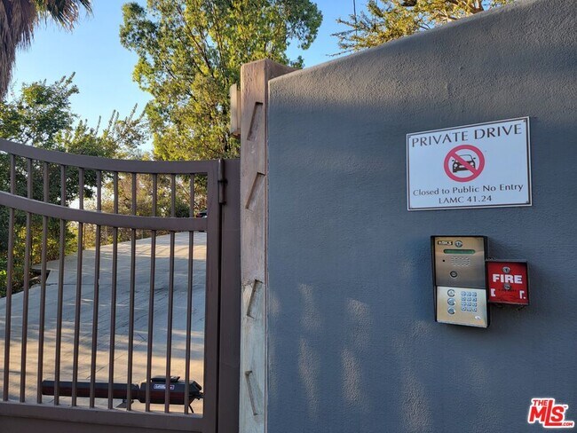 Building Photo - 4218 Vanetta Dr