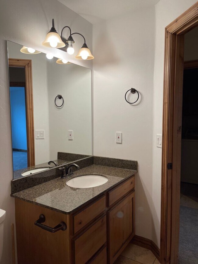 Building Photo - Gorgeous home in Orem