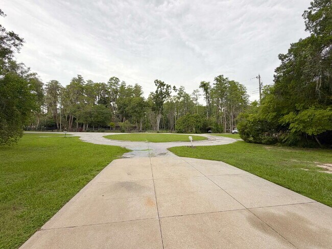 Building Photo - "Charming 3-Bedroom Gem in Land O' Lakes – Your Cozy Retreat Awaits!"