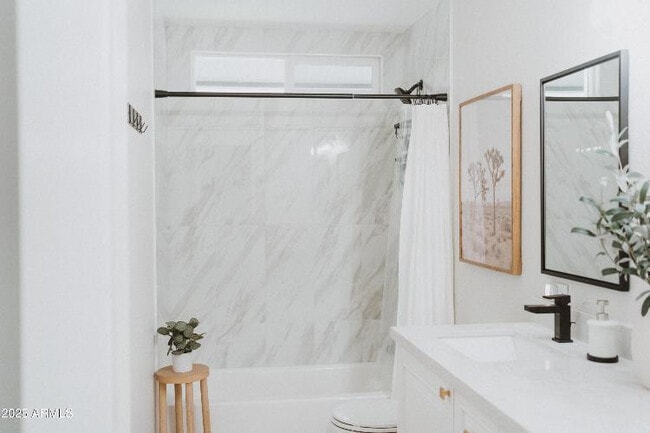 Building Photo - 8737 E Rose Ln