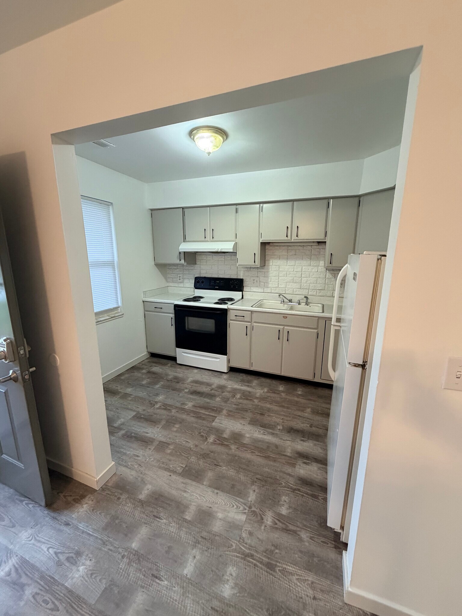 Building Photo - 113 Hope Dr