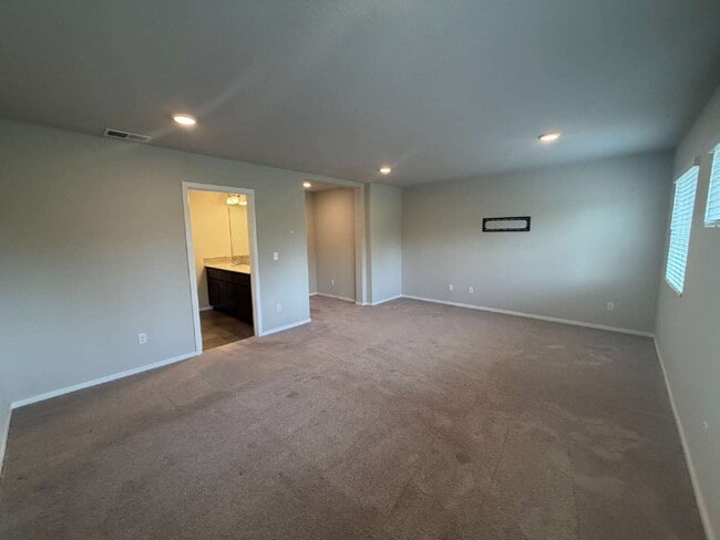 Building Photo - 3 Bedroom / 2.5 Bathroom Townhome - Near Bethany & PCC