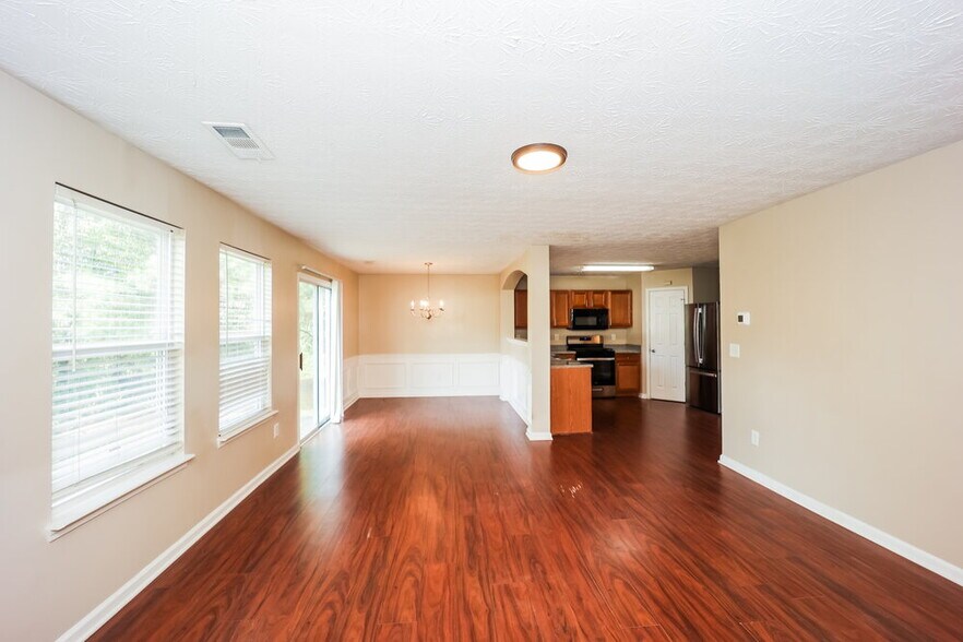 Building Photo - 9494 Lakeview Rd