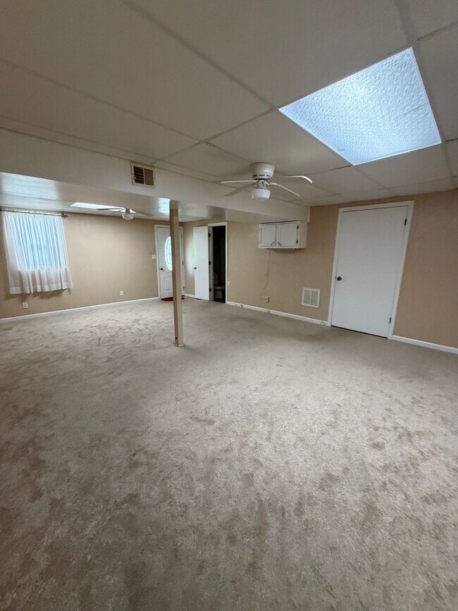 Building Photo - 160 E Regent Dr