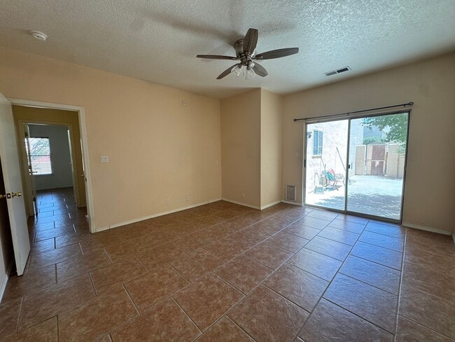 Building Photo - Cute Northwest Townhome!