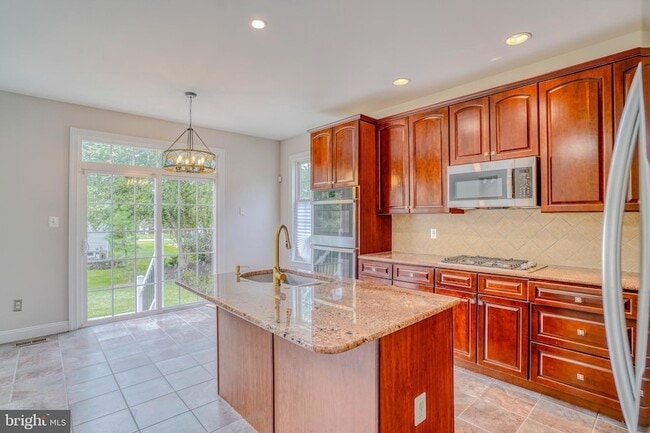 Building Photo - 9902 Player Dr