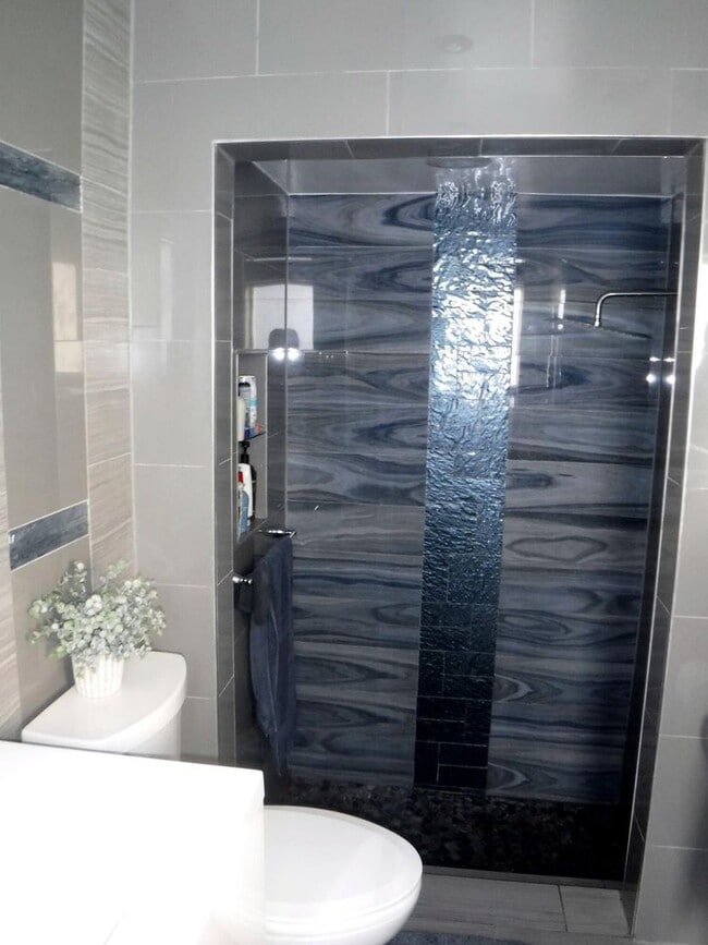 Building Photo - 1402 SW 25th Ave