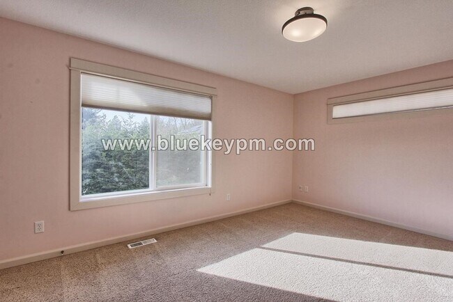 Building Photo - 561 NW Lamonde Terrace