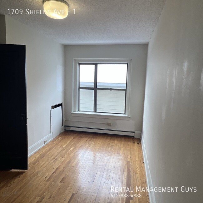 Building Photo - Huge One Bedroom with Living Room! Complet...