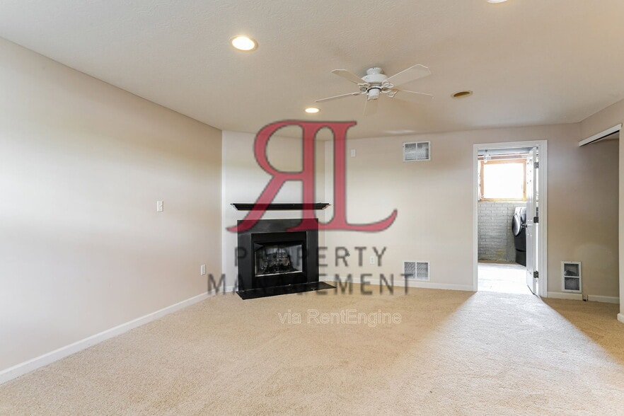 Building Photo - 323 Oxford Oak Dr