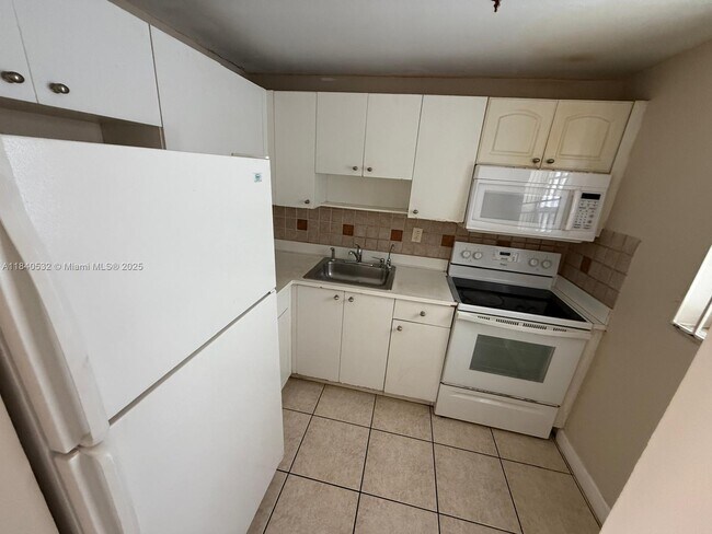 Building Photo - 1725 W 60th St
