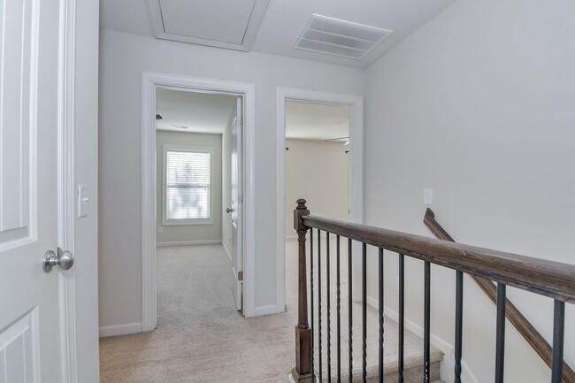 Building Photo - 3 Bedroom 2.5 Bath Townhouse