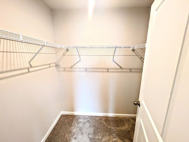 Building Photo - Annual UNfurnished NEW 4/ 2 1/2 home off S...