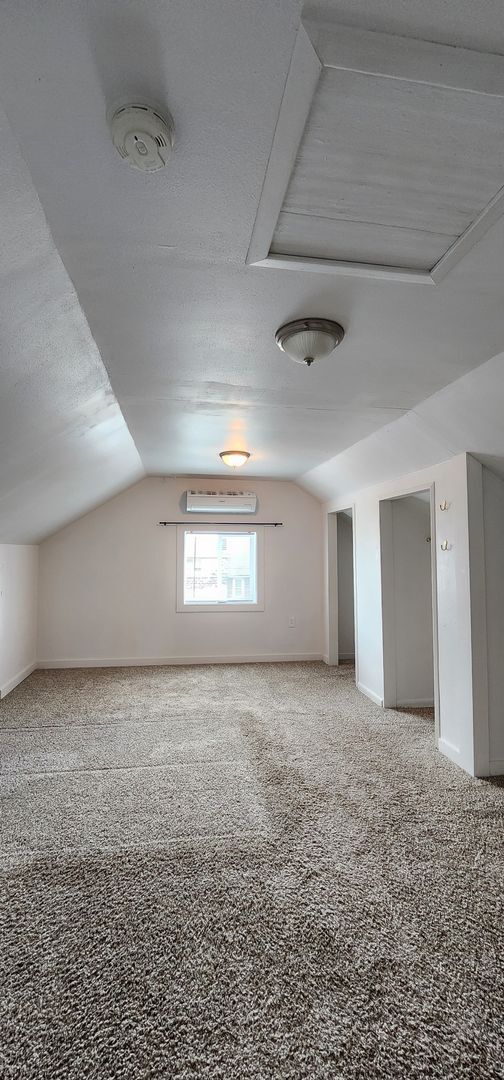 Building Photo - $500 MOVES YOU IN! 3 Bedroom Albany House ...